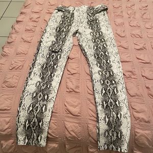 Snake skin print skinny pants